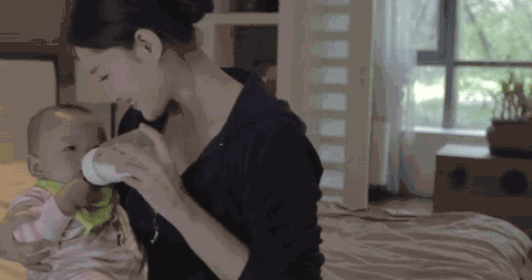 郑州3月大婴儿呛奶差点夭折！监控下1分钟抢救，新手爸妈要注意！